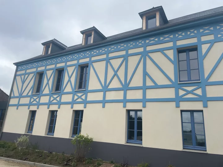 Maison à colombages bleus et blancs.