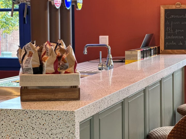 Bar avec pompe à bière et chips.