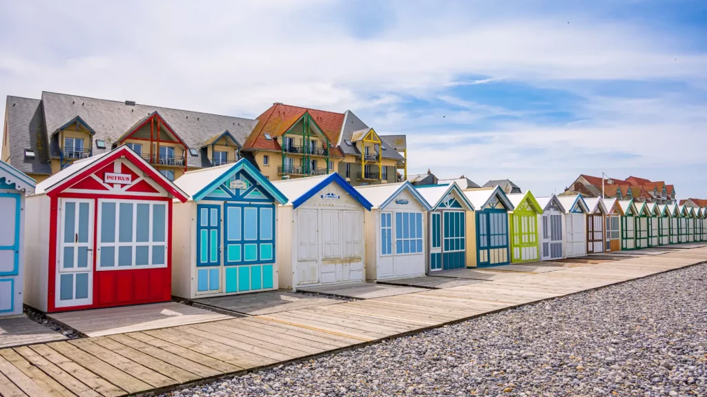 Cabines de plage colorées typiques de la Baie de Somme près du camping La Croix l'Abbé