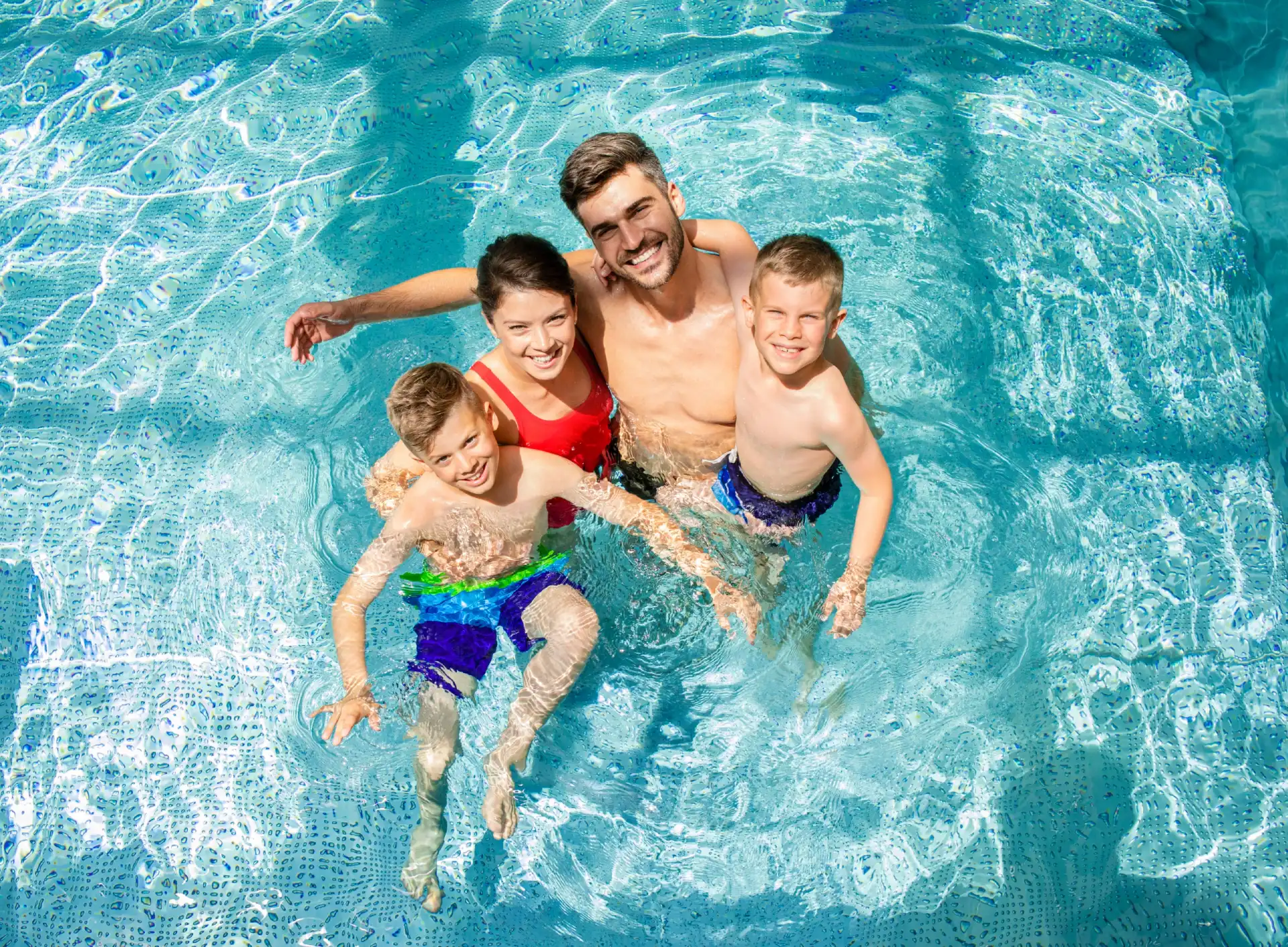 Moments en famille dans la piscine intérieure, camping premium Saint-Valery-sur-Somme