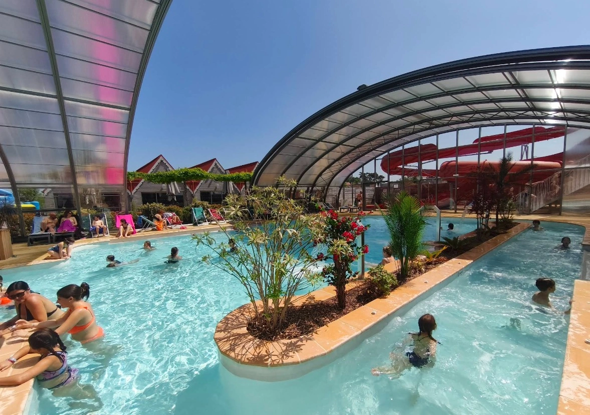 Le Camping La Prairie vous propose une très belle piscine couverte et chauffée à 28°.