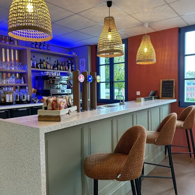 Intérieur d'un bar moderne et cosy.