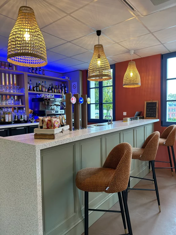 Intérieur d'un bar moderne et cosy.