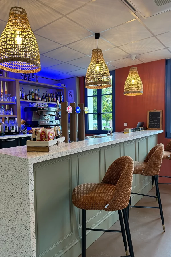 Intérieur d'un bar moderne et cosy.
