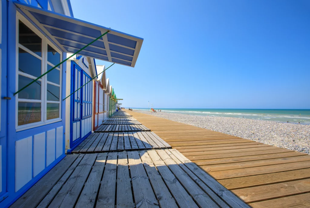 Cabanes colorées sur plage avec ciel bleu