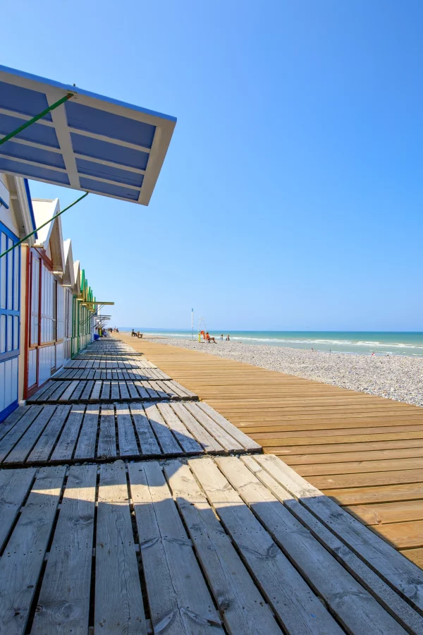 Cabanes colorées sur plage avec ciel bleu