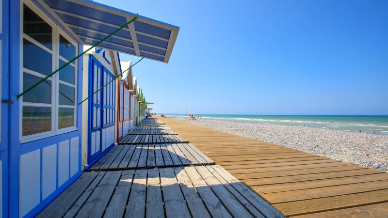 Cabanes colorées sur plage avec ciel bleu