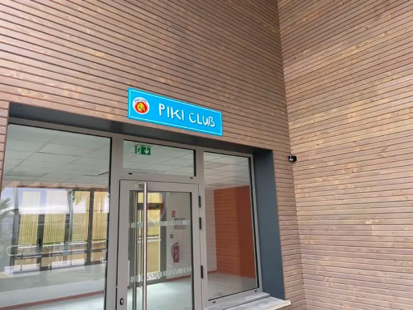 Entrée du bâtiment Piki Club