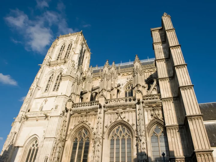 Cathédrale gothique sous ciel bleu
