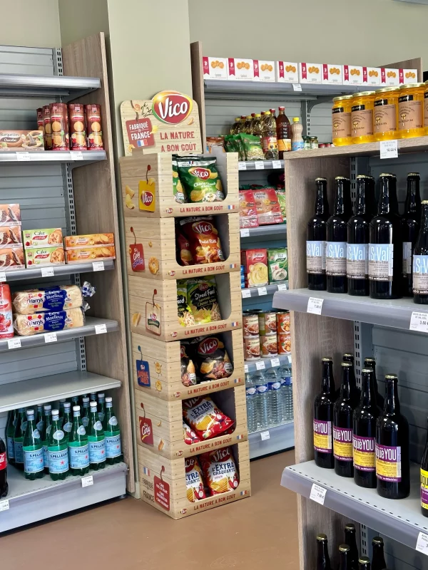 Rayon de supermarché avec produits alimentaires divers.