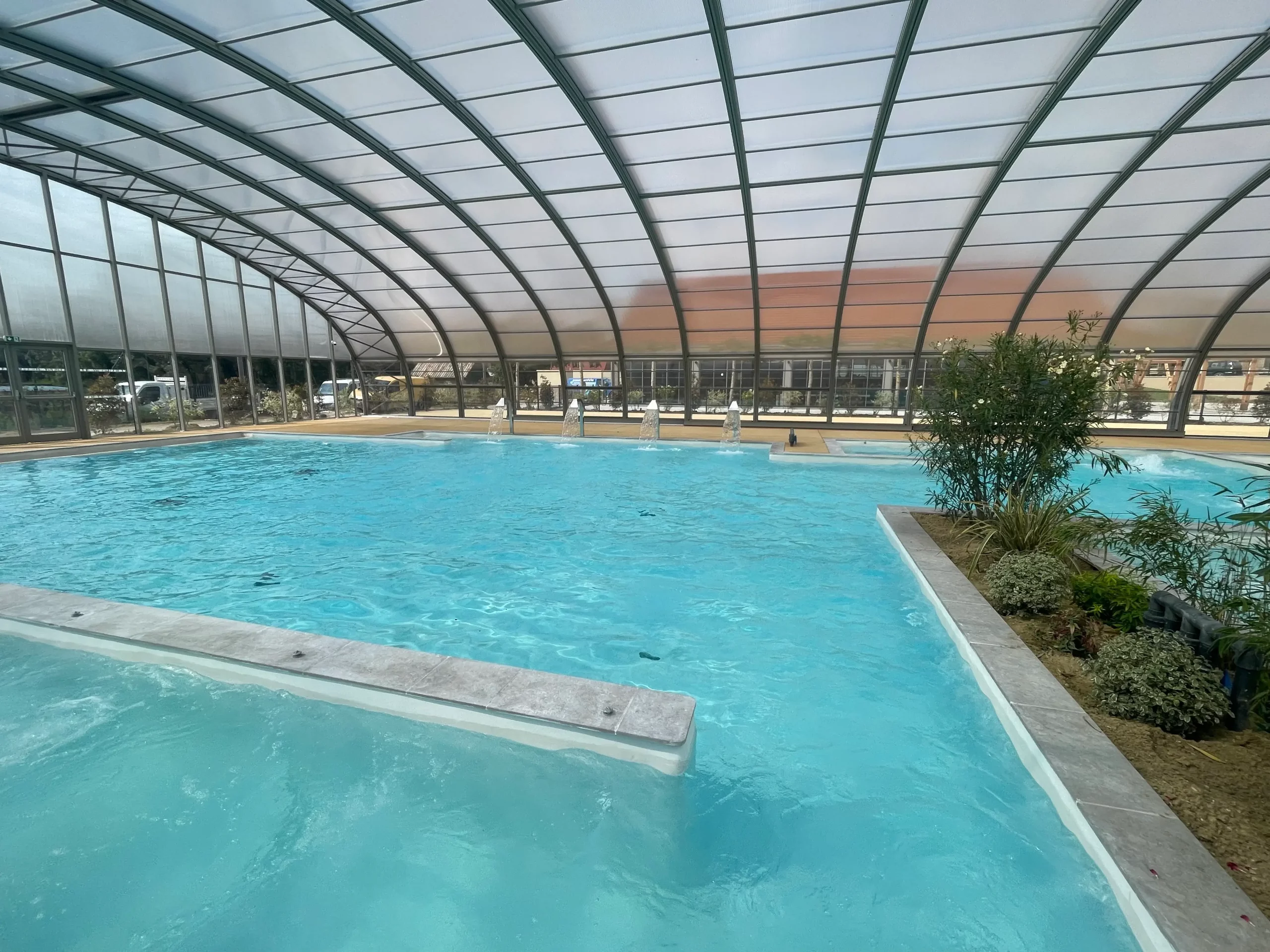 Innenpool mit konstanter Temperatur, Entspannungsbereich und Kinderbereich auf einem Campingplatz in der Somme-Bucht