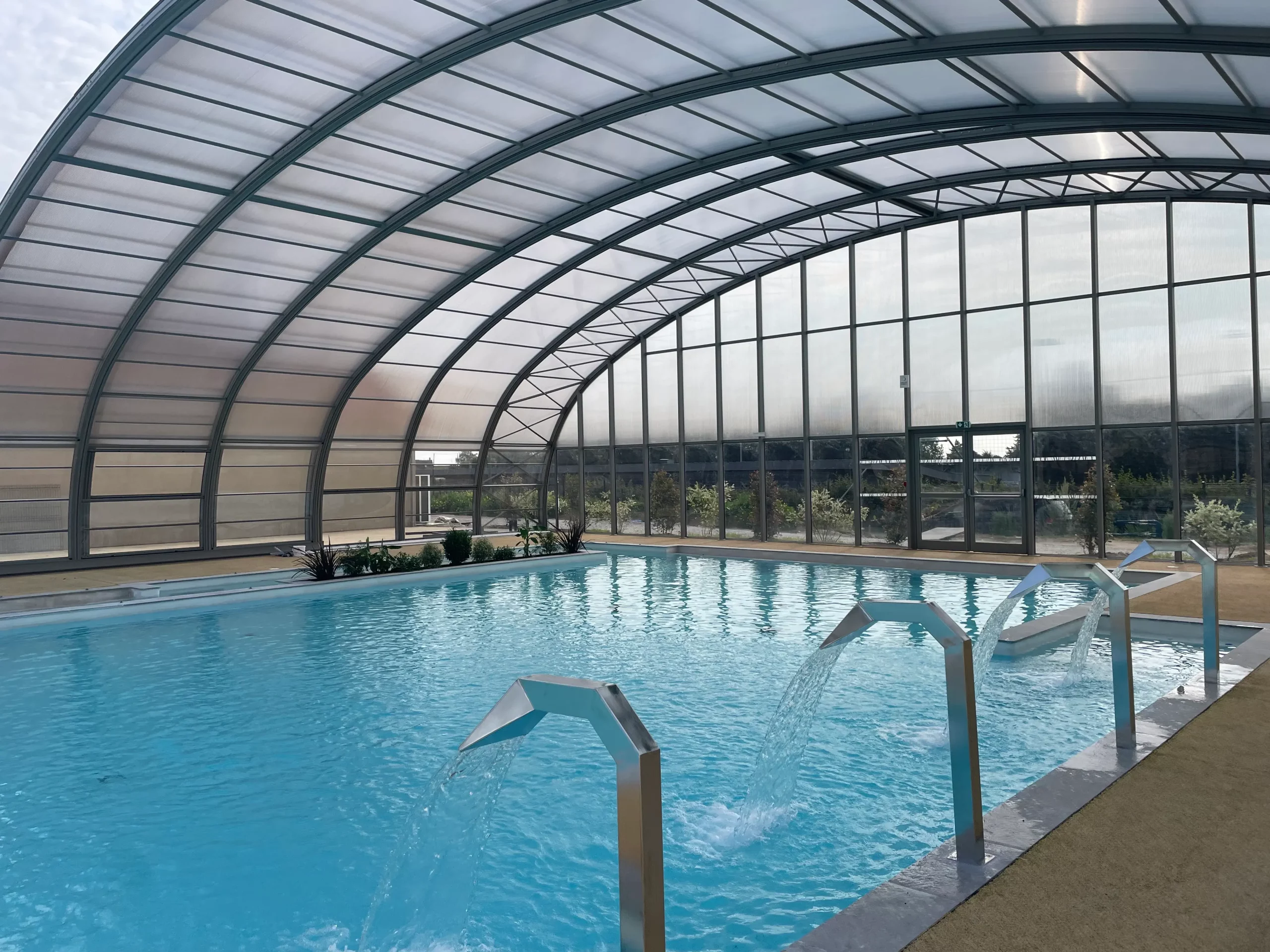 Entspannungsbereich im Innenpool mit Whirlpool, um sich nach einem Ausflugstag zu erholen.