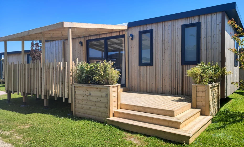 Mobil-home premium 46m² avec terrasse semi-couverte, camping 4 étoiles Baie de Somme