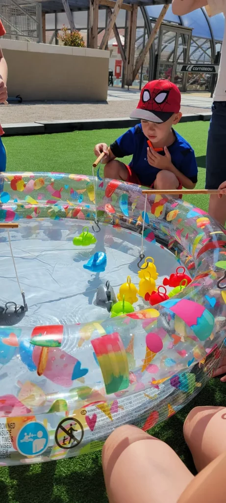 Enfants jouent à la pêche aux canards.