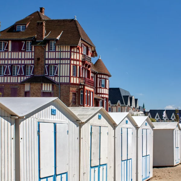 Cabanons de plage et maisons à colombages.