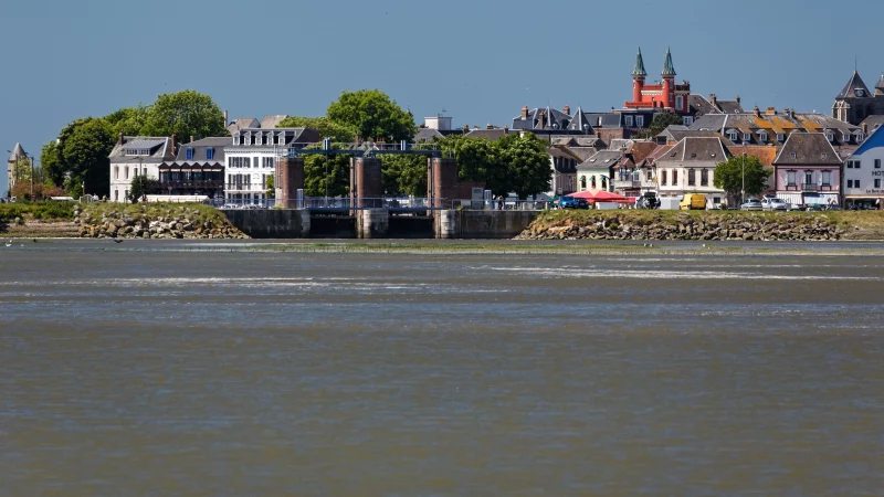Ville côtière avec bâtiments et rivière.