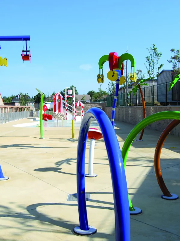 Zone de jeux aquatiques colorée et moderne extérieure.