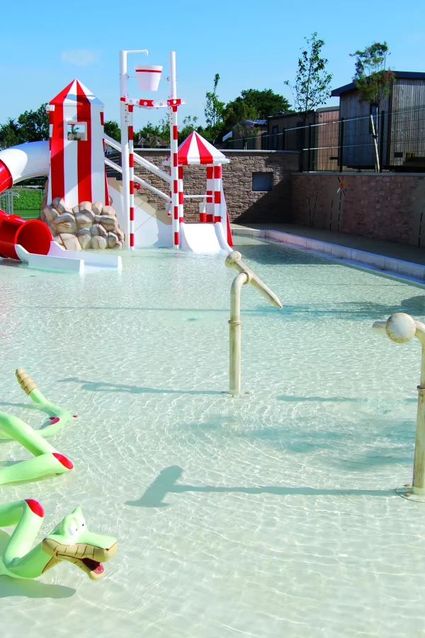Une pataugeoire sécurisée et une aire de jeux aqualudiques pour les enfants