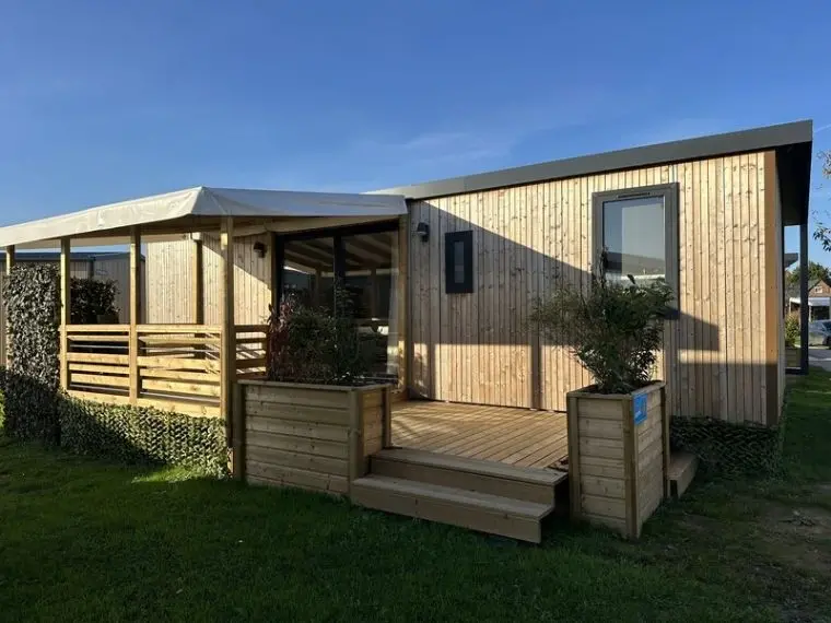 Maison en bois moderne sous le soleil.
