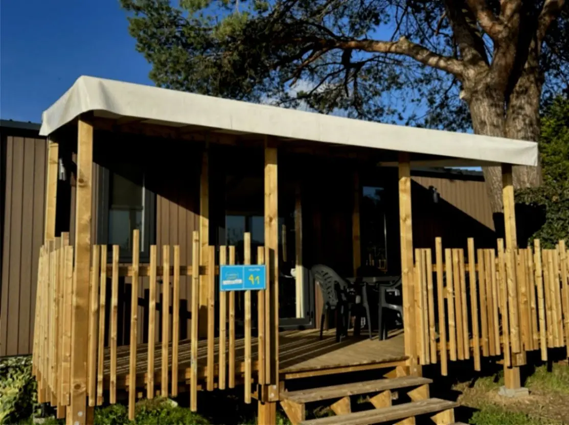 Bungalow en bois au milieu des arbres