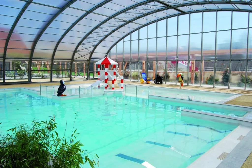Piscine couverte avec jeux pour enfants