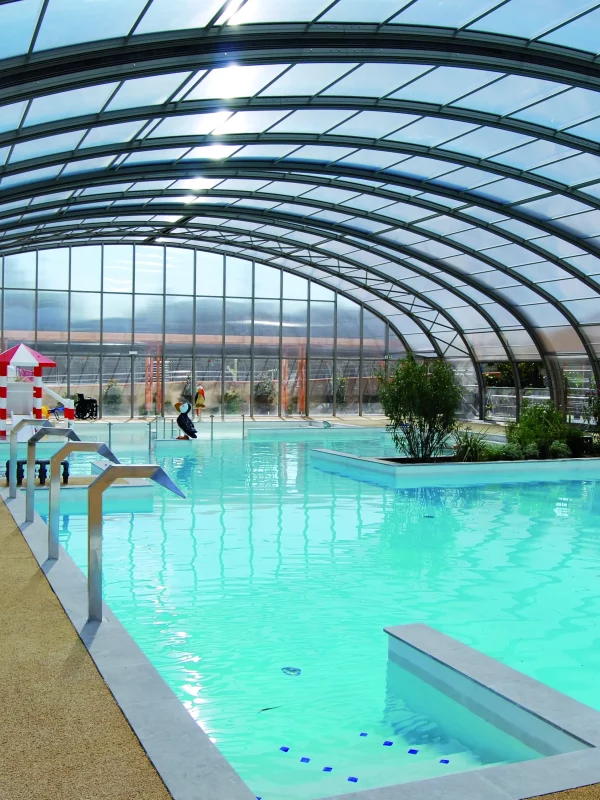 Piscine couverte et chauffée du parc aquatique au camping 4 étoiles La Croix l'Abbé Baie de Somme