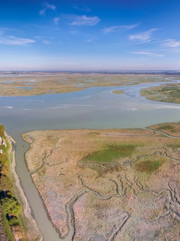 Vue aérienne d'une ville côtière avec estuaire.