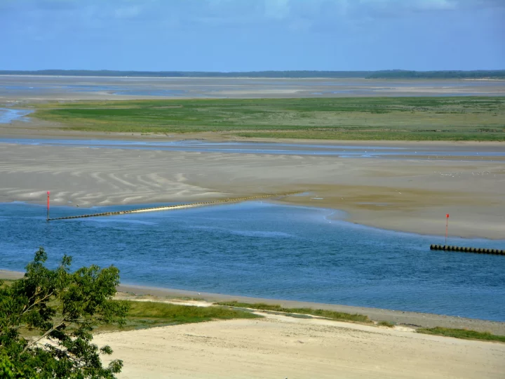 Vue sur plage, mer et dunes.
