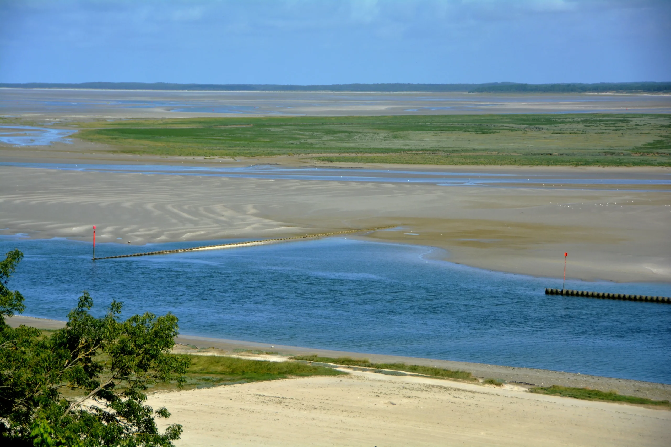 Vue sur plage, mer et dunes.