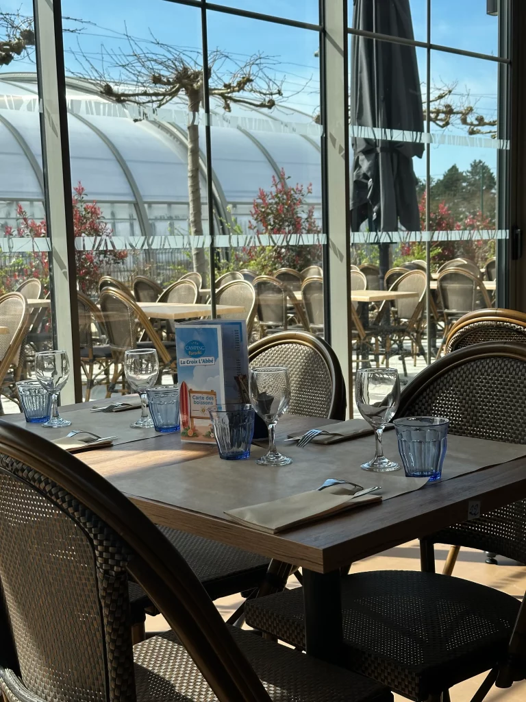 Restaurant sur place au Camping de la Croix l'Abbé, service en salle et terrasse