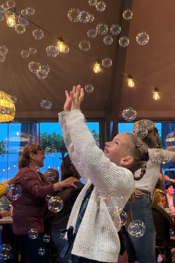 Les soirées du camping avec jeux apéro, quiz, karaokés, concerts, spectacles de cabaret, soirées dansantes, lotos
