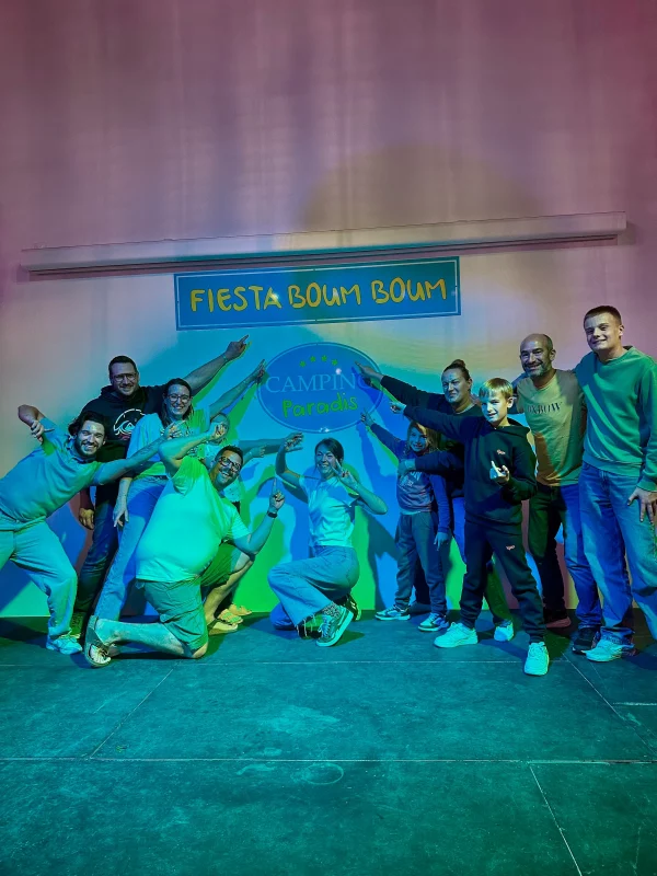 Groupe posant devant panneau Fiesta Boum Boum.