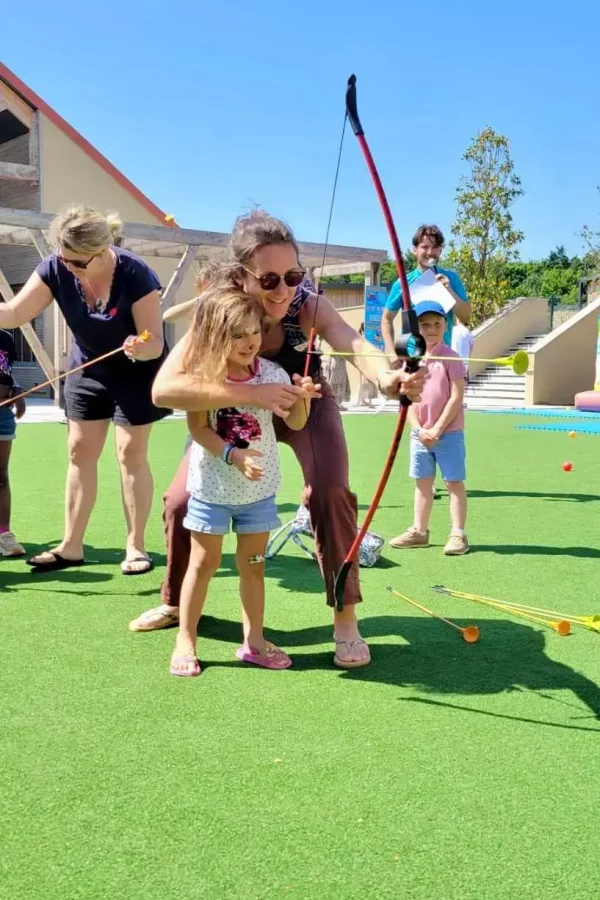 Le camping possède des équipements de loisirs, terrain de sport, ping-pong et autres activités