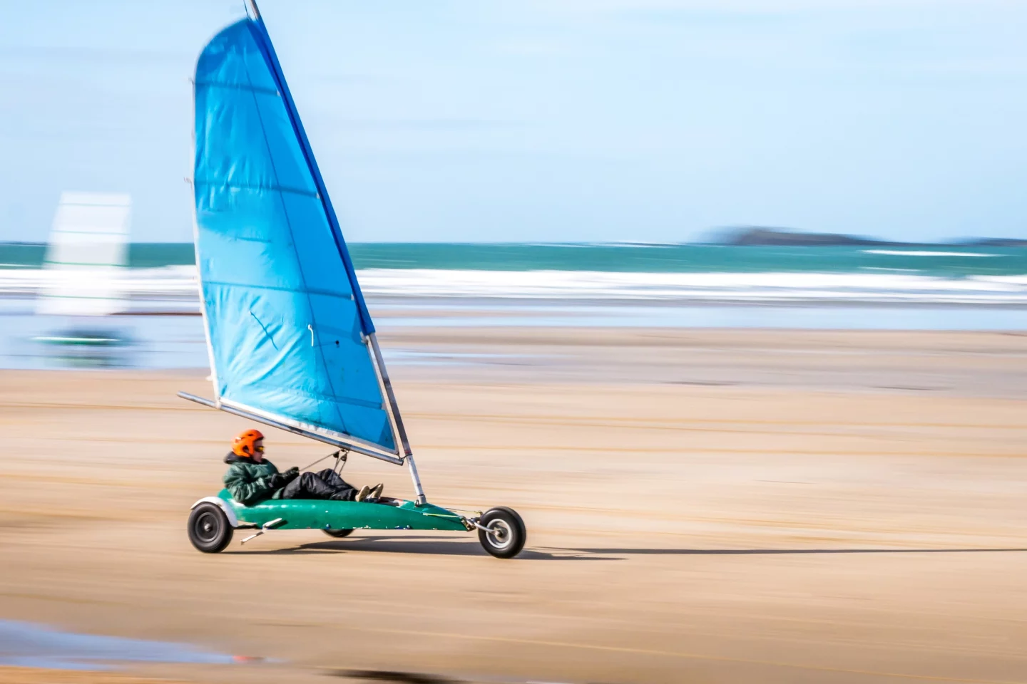 Char à voile sur plage ventée
