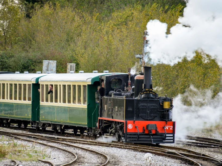 Train à vapeur sur les rails en mouvement.