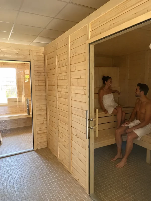Personnes se relaxant dans un sauna en bois.